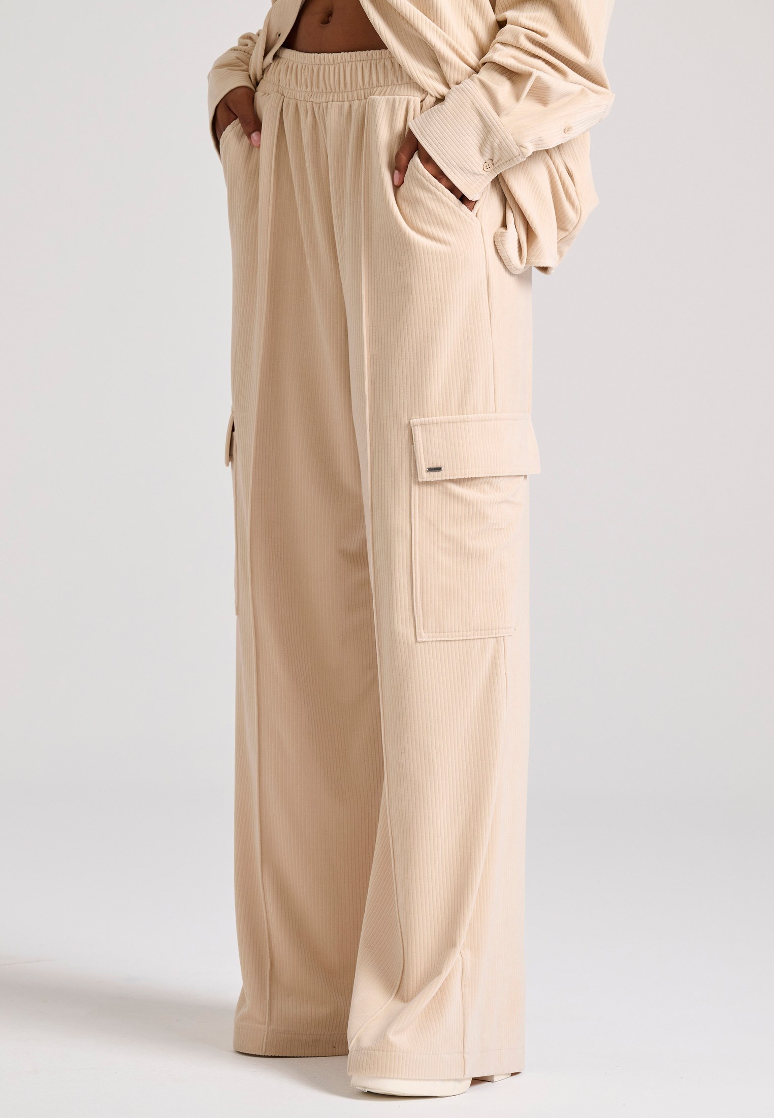 Wide leg cargo παντελόνι σε βελουτέ ύφασμα