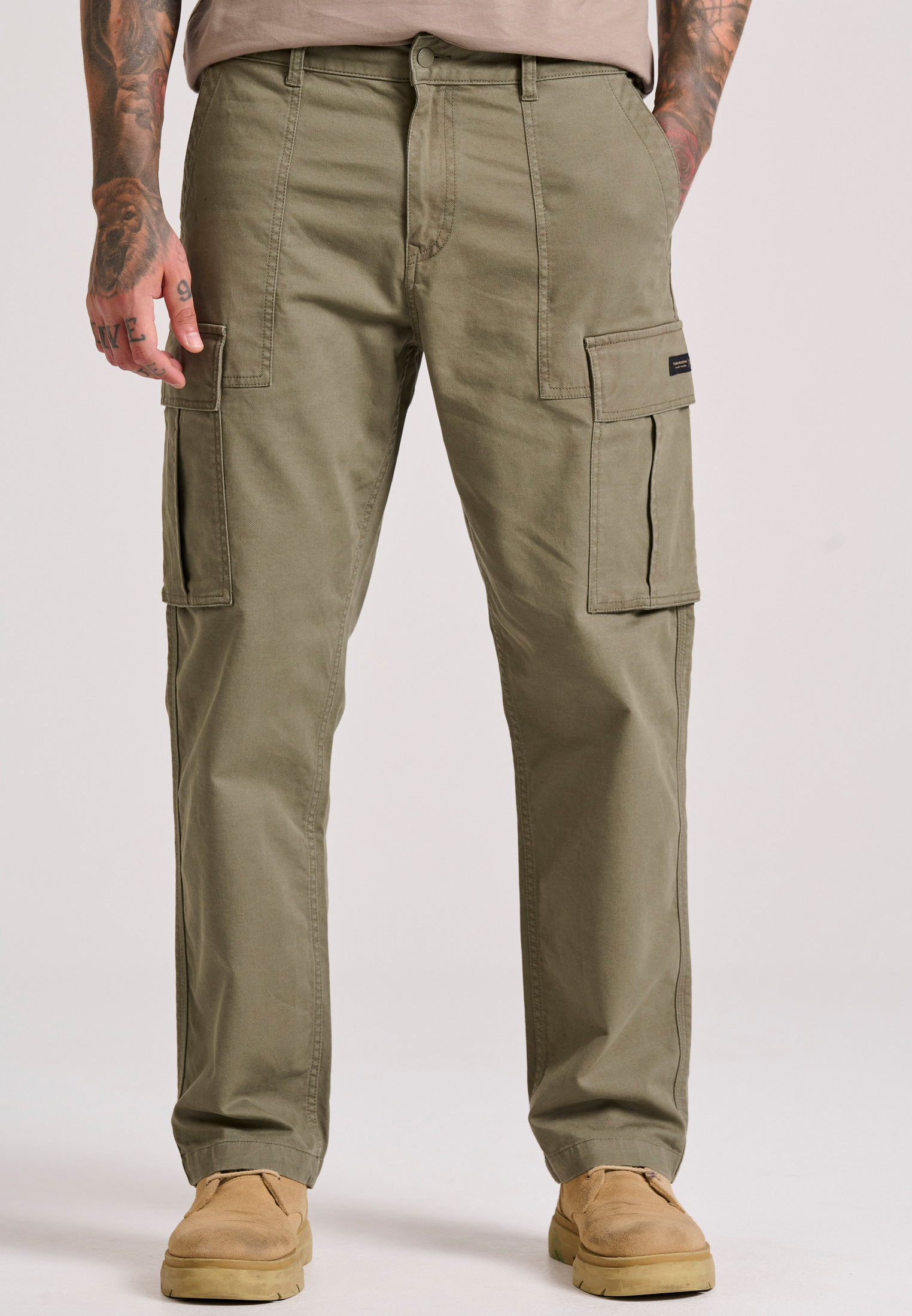 Loose fit cargo παντελόνι σε micro ζακάρ ύφανση (dobby)