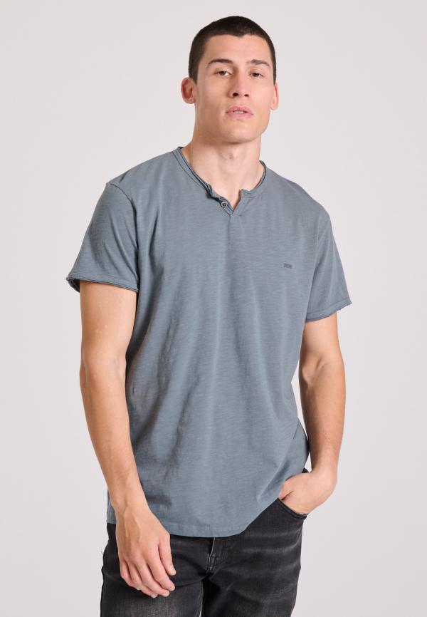 T-shirt με λαιμό henley και raw cuts - The essentials