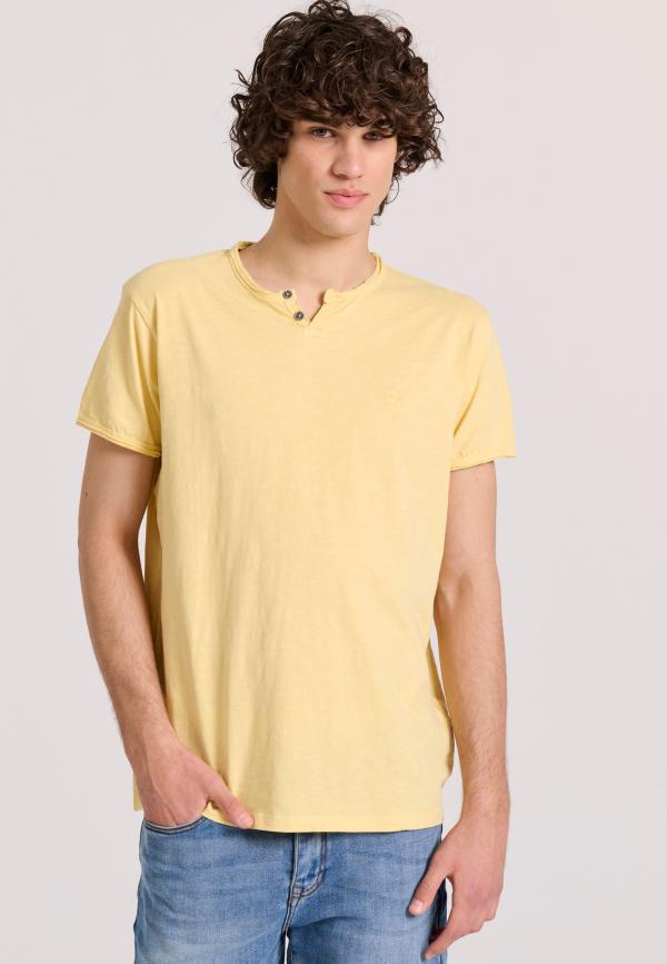 T-shirt με λαιμό henley και raw cuts - The essentials