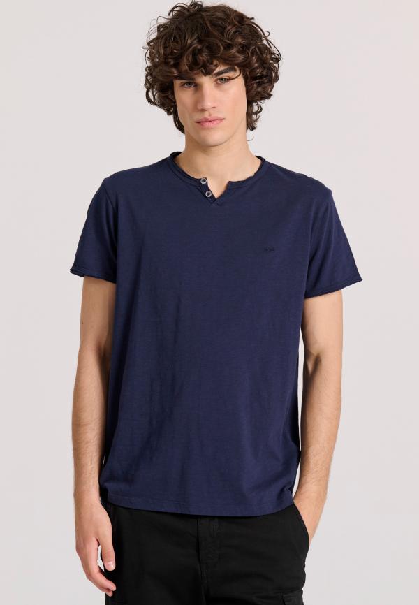 T-shirt με λαιμό henley και raw cuts - The essentials