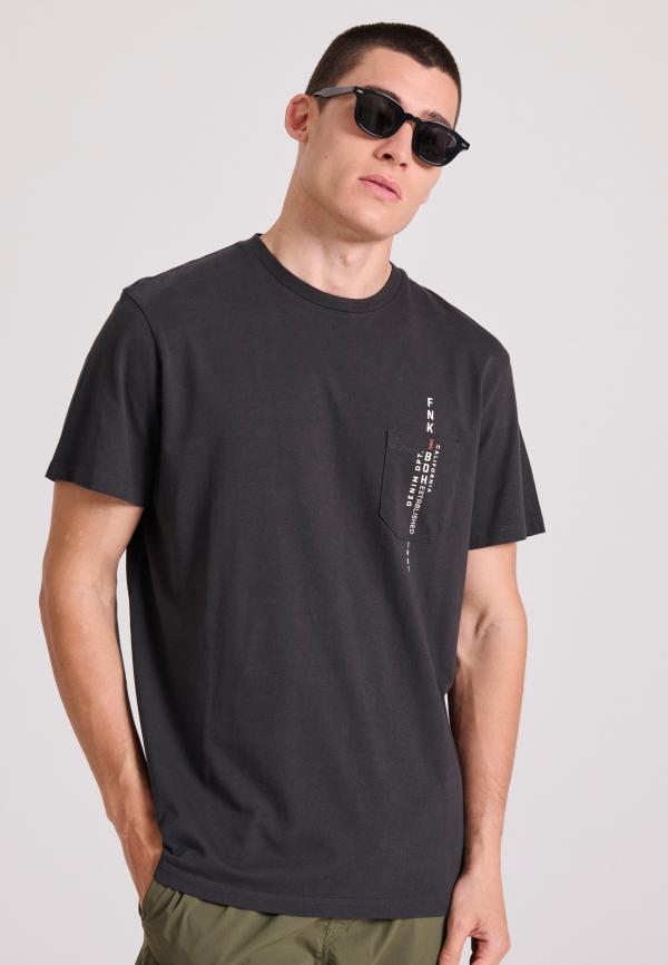 T-shirt με τύπωμα και τσέπη στο στήθος