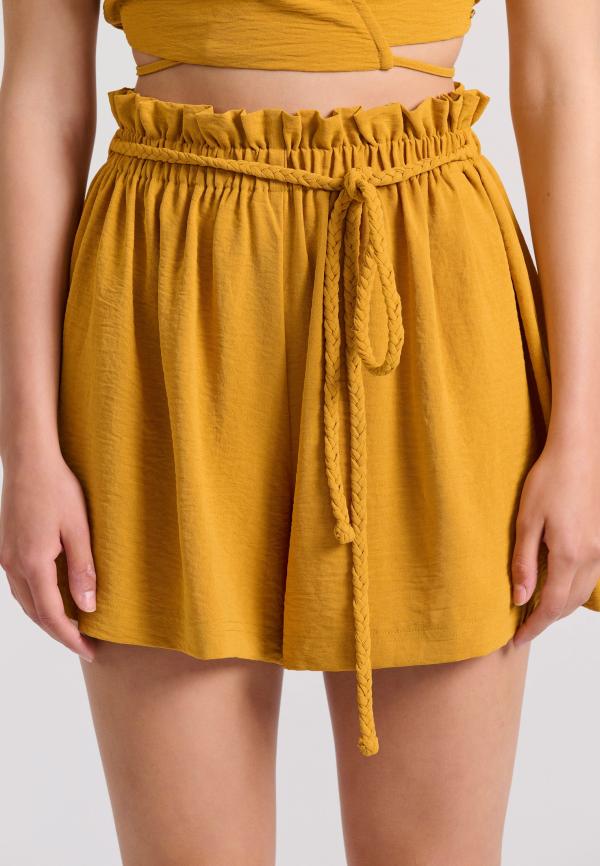 Loose fit σορτς με κορδόνι και βολάν στη μέση
