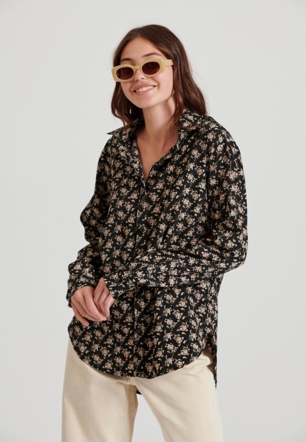 Εμπριμέ πουκάμισο με ασύμμετρο τελείωμα