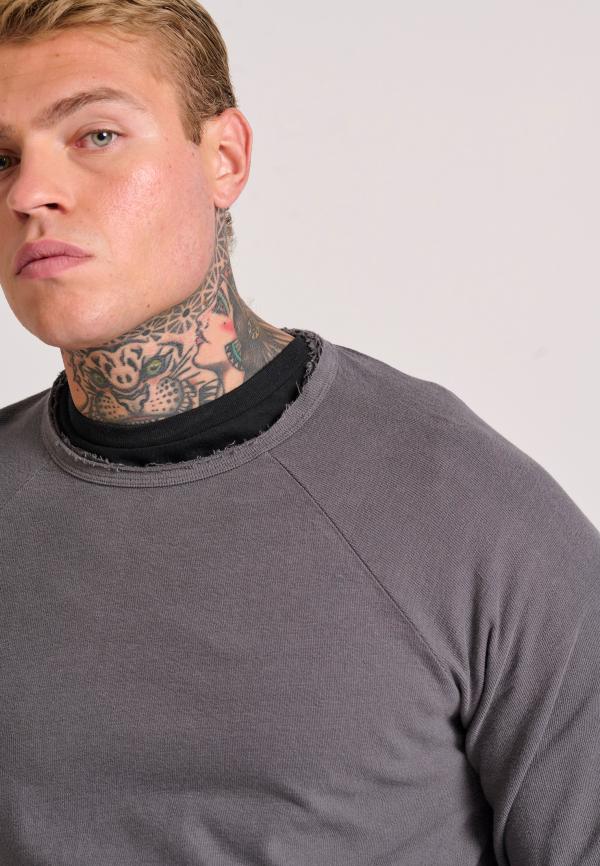 Garment dyed t-shirt με raw edges