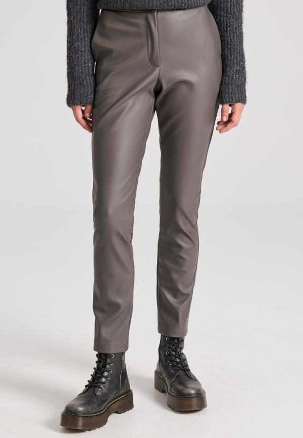 Slim fit chino παντελόνι από οικολογικό δέρμα (PU)