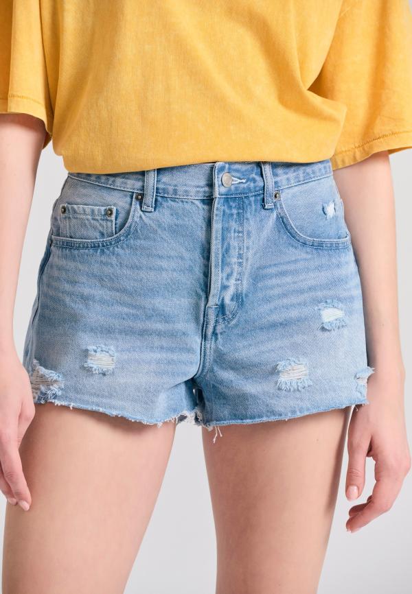 Γυναικείο τζιν σορτς με destroyed effects