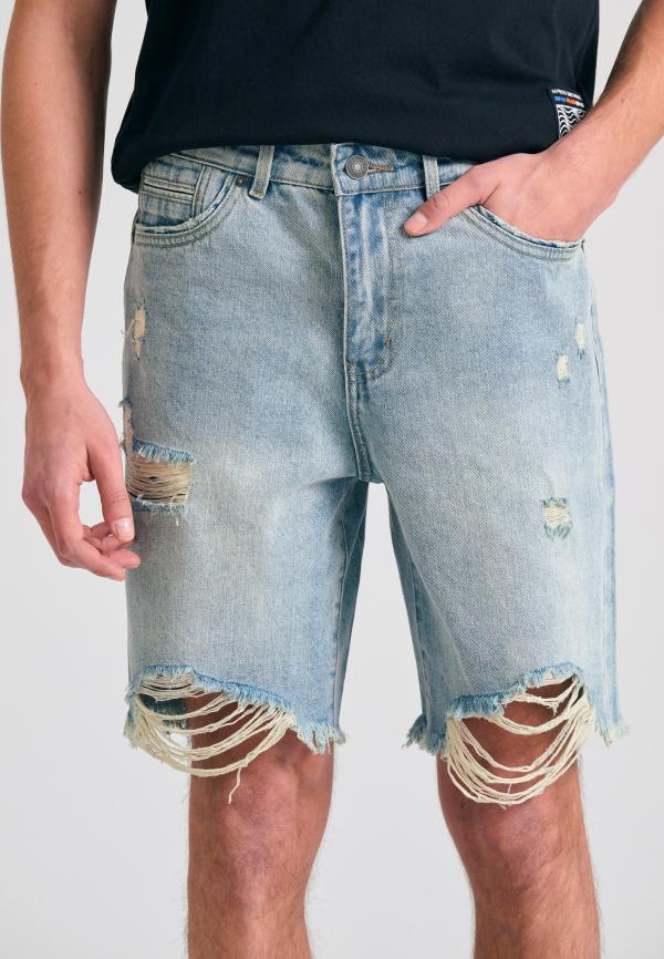 Comfort fit τζιν βερμούδα με destroyed effects