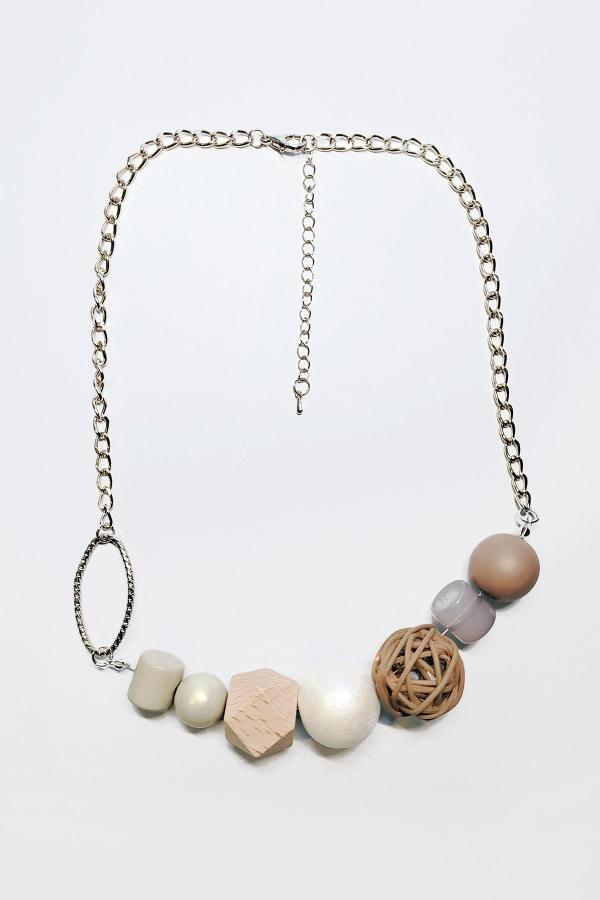 Κολιέ αλυσίδα με διάφορες χάνδρες μπεζ